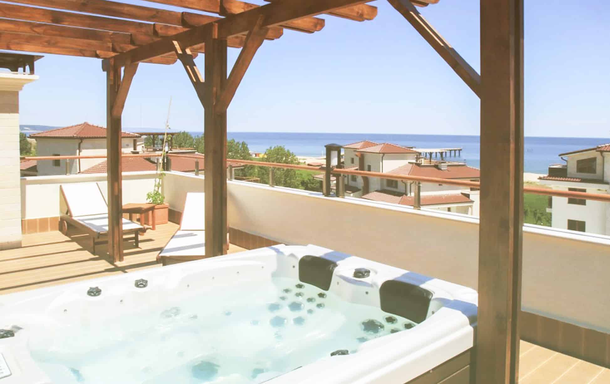 джакузи с гледка море - Long Beach Resort
